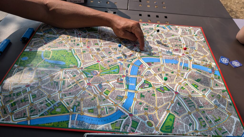 Plateau de jeu Scotland Yard - Exemple de coopération dans les jeux de société.