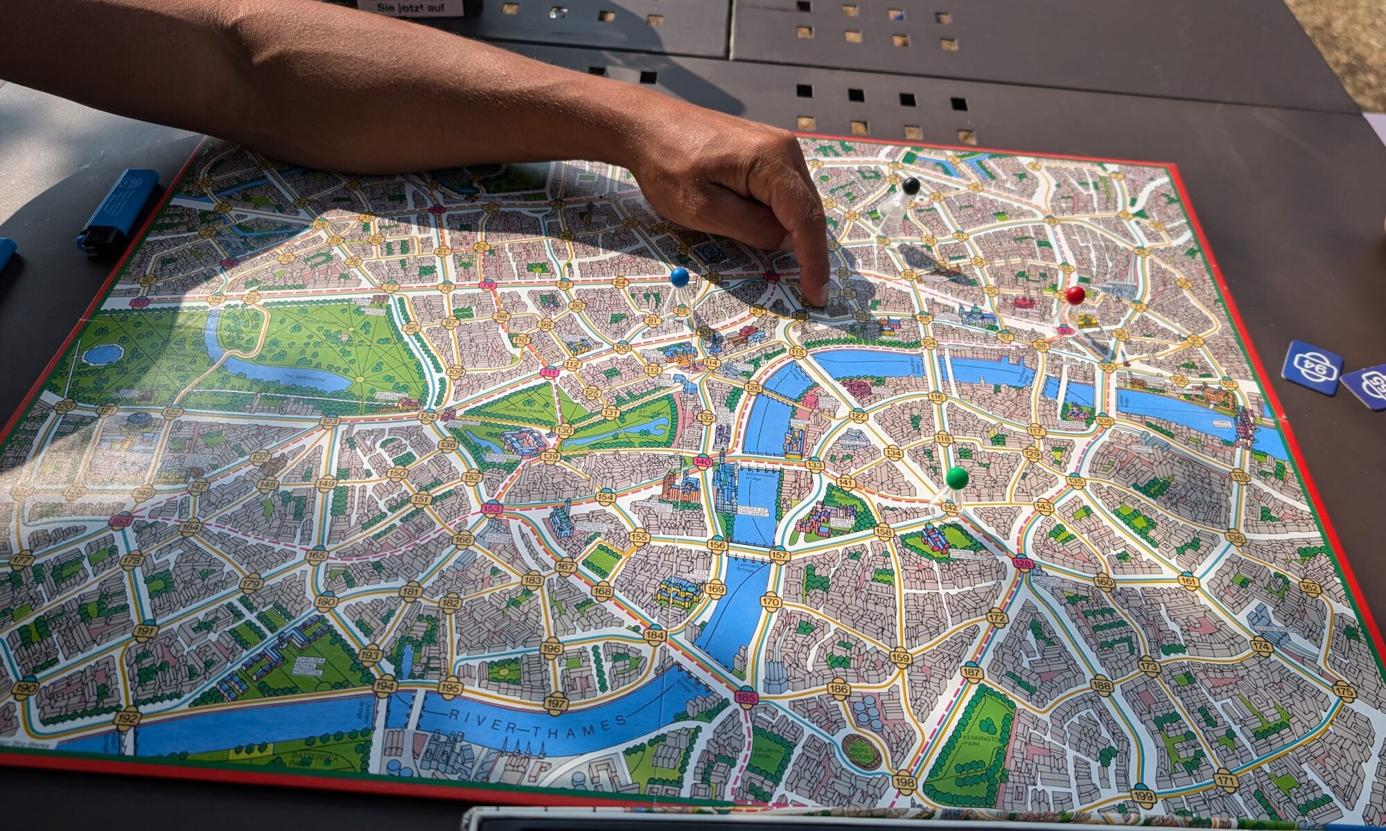Plateau de jeu Scotland Yard montrant la stratégie des détectives contre Mister X